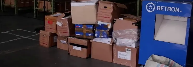 Dus berisi warkat dan kotak pengumpul Retron di gudang penyimpanan arsip